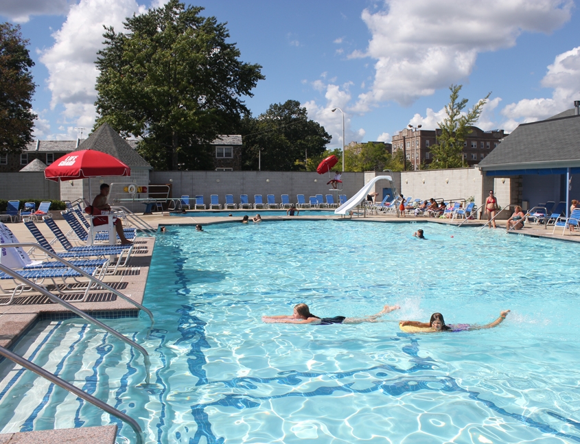 2-kickboarder-in-leisure-pool